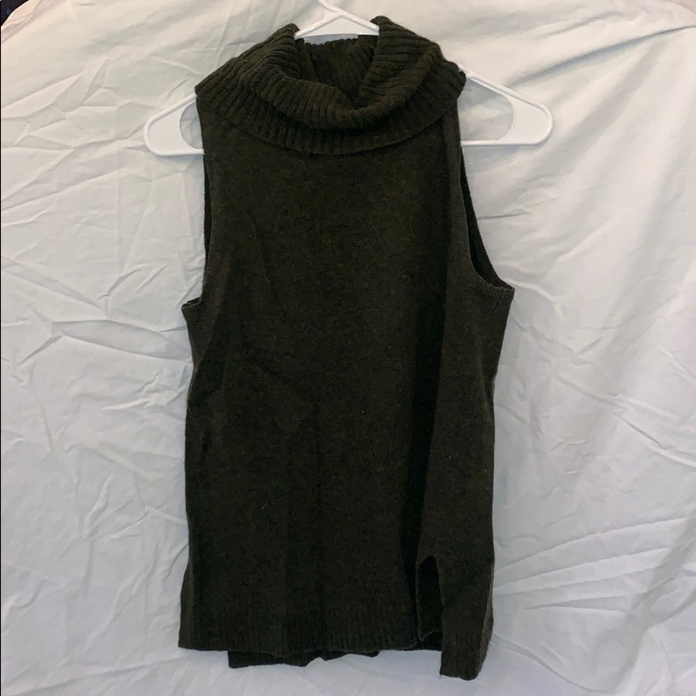 Sleeveless turtleneck green sweater